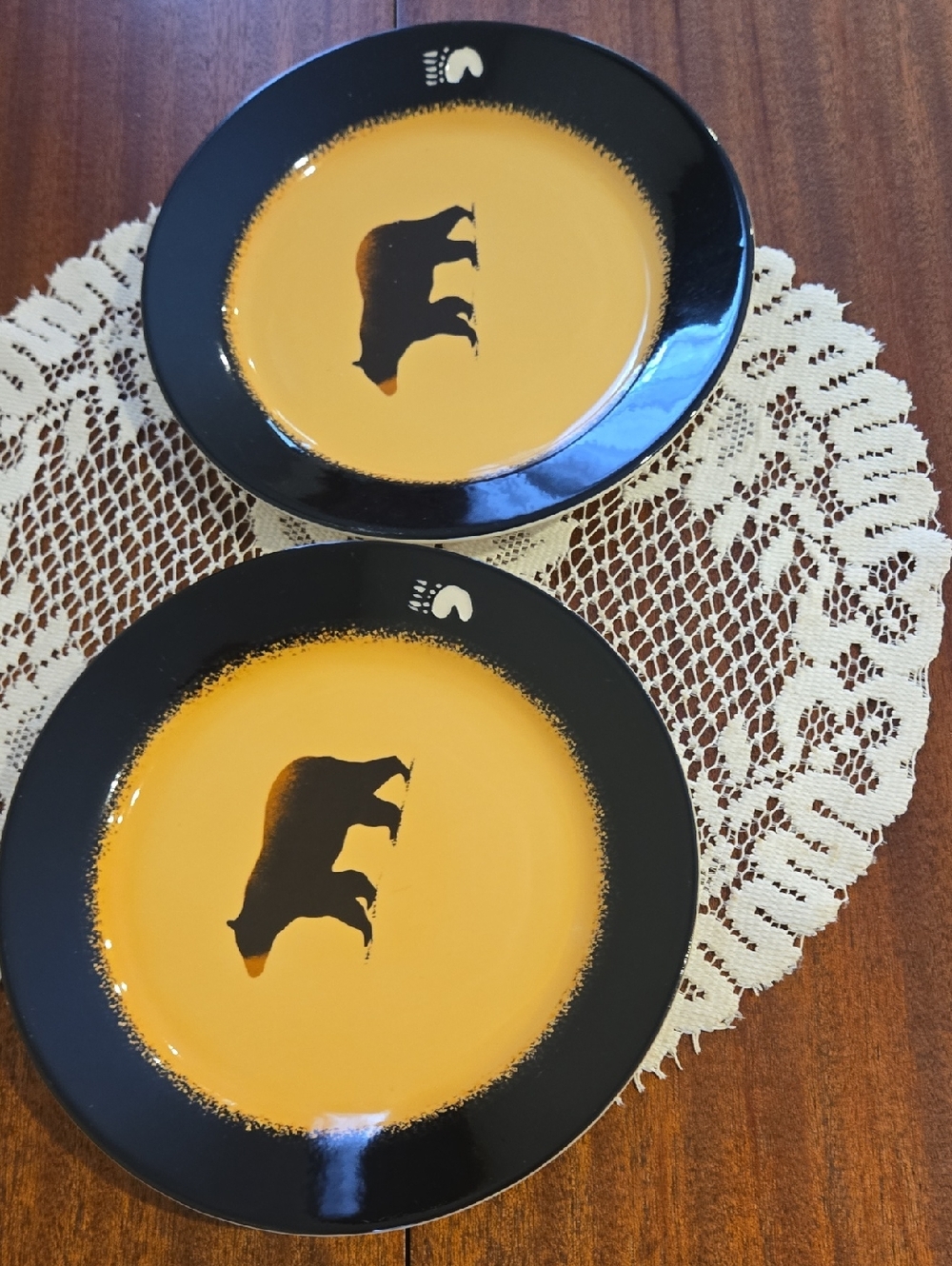 BIG SKY CARVERS Rustic Bear Stomeware Salad Plate Set in Tan and Black